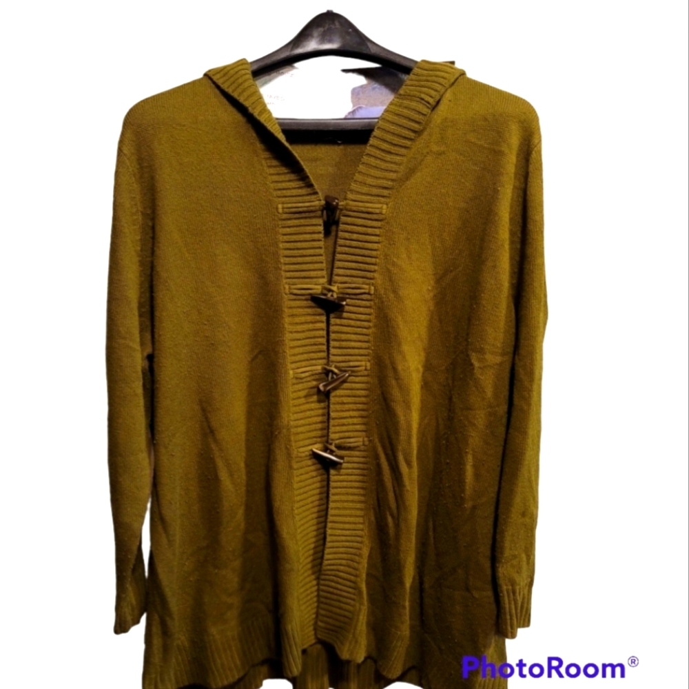 Warm olive green(not yellowgreen) hooded sweater like new. With bone buttons